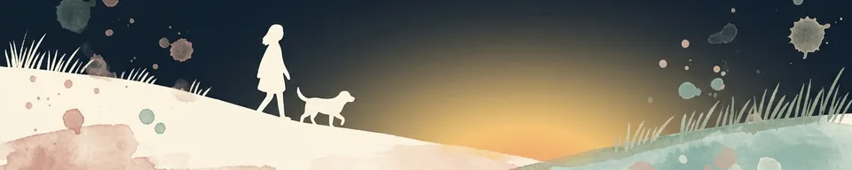 夕焼けの中を散歩する犬と飼い主